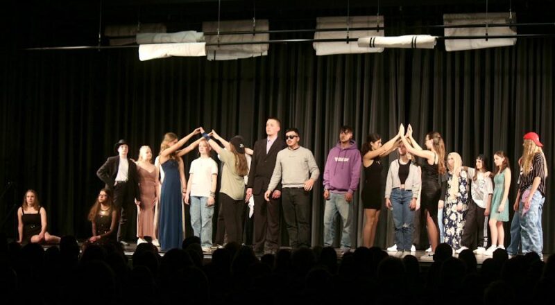 Der neunte Jahrgang der Felix-Fechenbach-Gesamtschule hatte sich Romeo und Julia vorgenommen, hier die zwei Häuser Montague und Capulet. Foto: Thomas Dohna