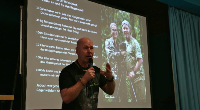 Dieter Schonlau berichtete in der Grundschule Asemissen über seine Reisen in den Dschungel auf Borneo. Foto: Thomas Dohna