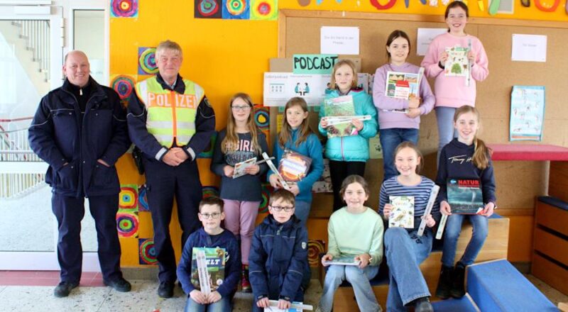 Die Polizisten Daniel Dreyer (links) und Heinz-Josef Fischer (2. von links) nahmen den Schülerinnen und Schüler der vierten Klassen der Grundschule Nord die Prüfung zum Fahrradführerschein ab. Besonders gut schnitten ab: (vorne von links) Tim, Deryn, Amelie, Marie, Jana, (hinten von links) Soraja, Ronja, Alina, Lea und Jule. Foto: Thomas Dohna