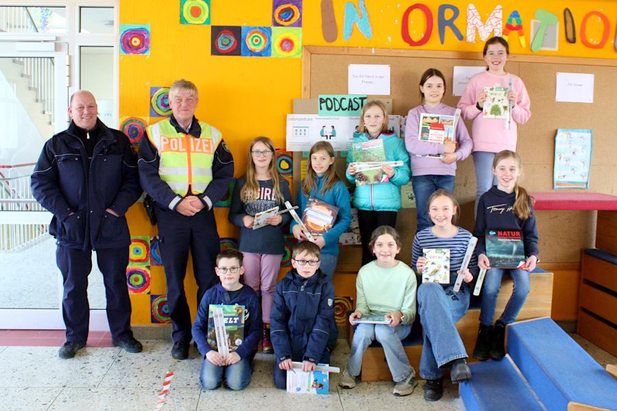 Die Polizisten Daniel Dreyer (links) und Heinz-Josef Fischer (2. von links) nahmen den Schülerinnen und Schüler der vierten Klassen der Grundschule Nord die Prüfung zum Fahrradführerschein ab. Besonders gut schnitten ab: (vorne von links) Tim, Deryn, Amelie, Marie, Jana, (hinten von links) Soraja, Ronja, Alina, Lea und Jule. Foto: Thomas Dohna