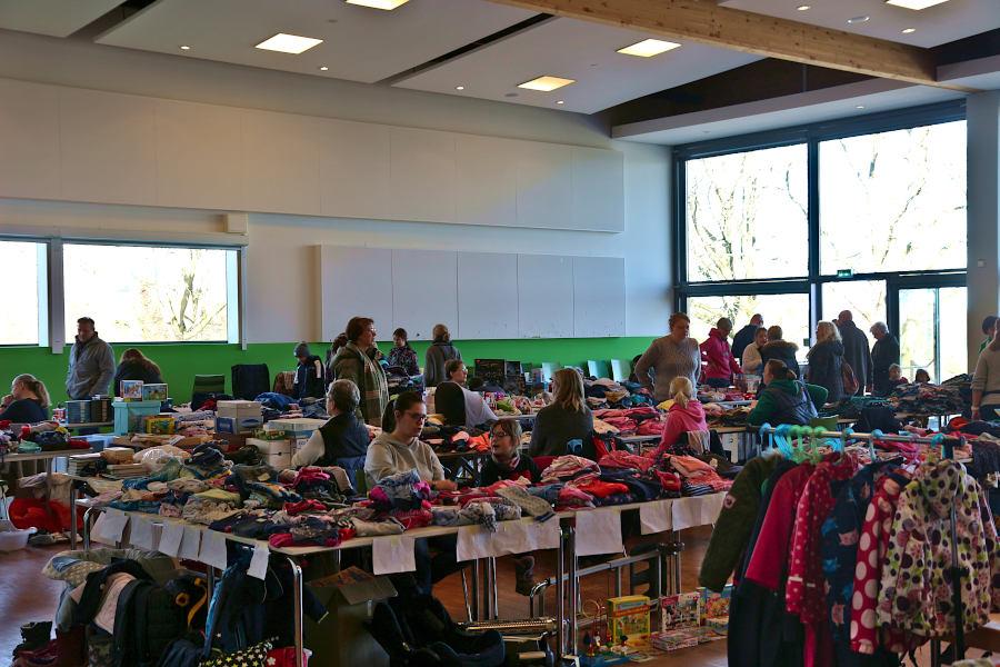 Der erste Ansturm beim Flohmarkt in der Aula des Felix-Fechenbach-Gesamtschule ist vorbei. Die Anbiereinnen und Anbieter sortieren sich. Foto: Thomas Dohna