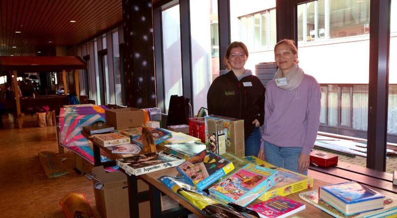 Ida Glatthor (links) und Astrid Bondzio haben koordinierend beim Aufbau des Flohmarktes in der Aula und der Pausenhalle der Felix-Fechenbah-Gesamtschule geholfen. Am Leos-Stand verkaufen sie Spiele und Spielgeräte. Foto: Thomas Dohna