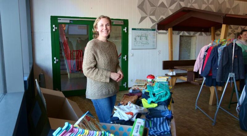 Kathrin Schürmann hat die Schränke ihrer Kinder ausgeräumt und nicht mehr passende Kleidung mitgebracht. Foto: Thomas Dohna