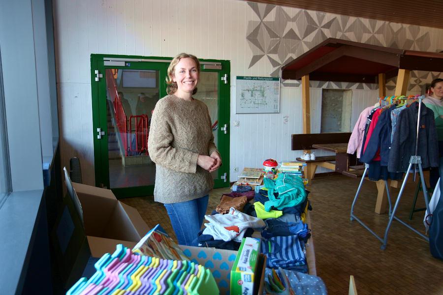 Kathrin Schürmann hat die Schränke ihrer Kinder ausgeräumt und nicht mehr passende Kleidung mitgebracht. Foto: Thomas Dohna