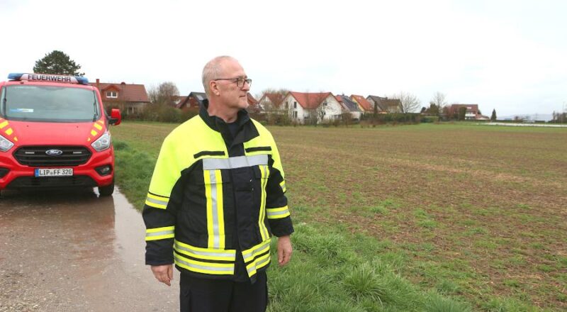 Der Leiter der Leopoldshöher Feuerwehr blickt über das Gelände des neuen Baugebietes Brunsheide. Foto: Thomas Dohna