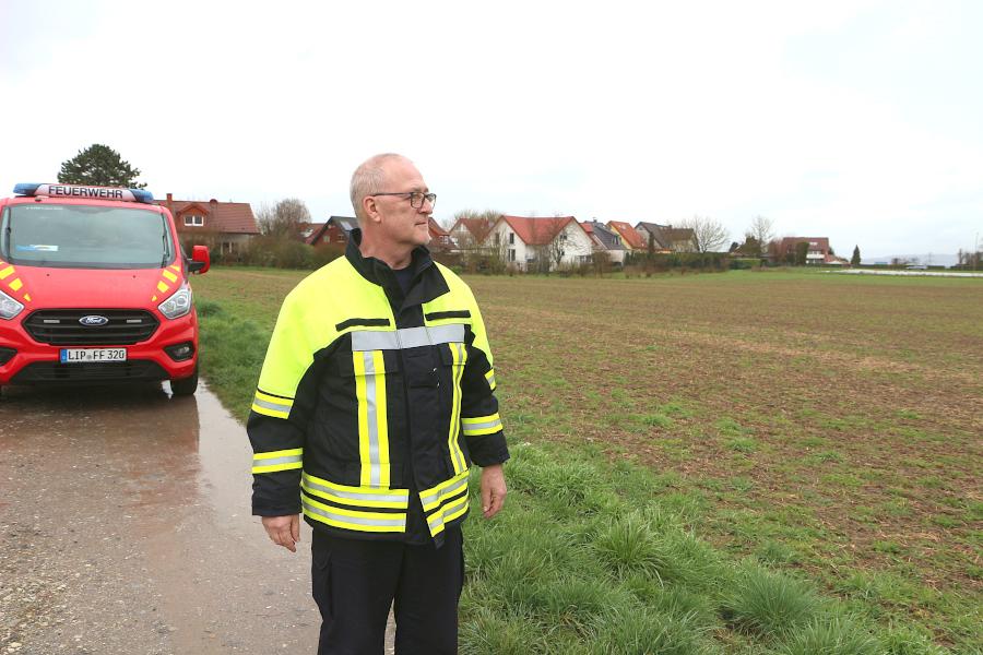 Der Leiter der Leopoldshöher Feuerwehr blickt über das Gelände des neuen Baugebietes Brunsheide. Foto: Thomas Dohna