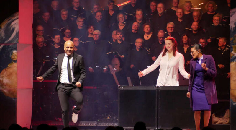 Beschwingtes Musical. Mit Martin Luther King (Andreas Wolfram), der Heiligen Geistin (Karolin Konert) und Rosa Parks (Bonita Niessen) und 550 Choristen. Foto: Lippische Landeskirche