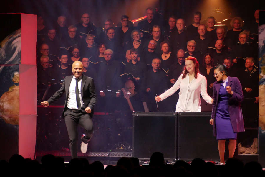 Beschwingtes Musical. Mit Martin Luther King (Andreas Wolfram), der Heiligen Geistin (Karolin Konert) und Rosa Parks (Bonita Niessen) und 550 Choristen. Foto: Lippische Landeskirche