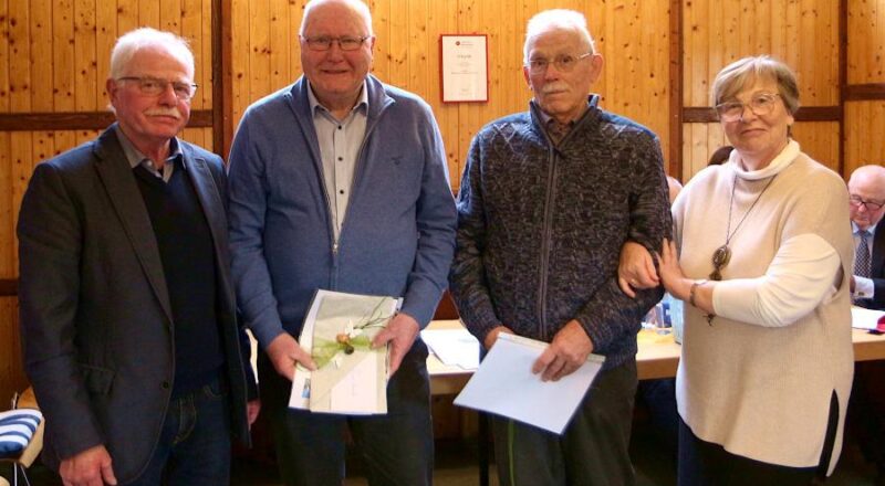Helmut Depping, Vorsitzender des Heimatvereins (links) und Inge Hoffmann ehrten Rudi Strunk (zweiter von links) und Kurt Abel mit einer ehrenurkunde für ihre Verdienste um den Heimatverein. Foto: Thomas Dohna