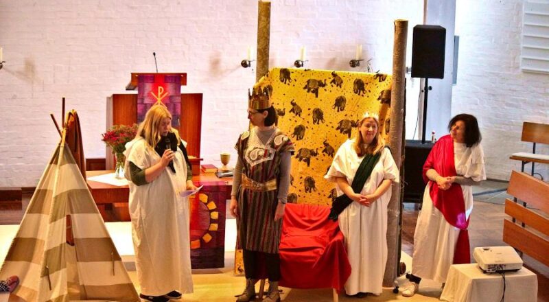 Die Erzieherinnen des evangelischen Kindergartens Bechterdissen führten in der Kirche Bechterdissen die Geschichte von Jonatha und David auf. Foto: Thomas Dohna