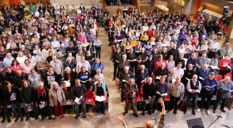 Probe: Peter Stolle arbeitet mit den Sängerinnen und Sängern für die Aufführungen des Chormusicals Martin Luther King in Lemgo. Foto: Lippische Landeskirche