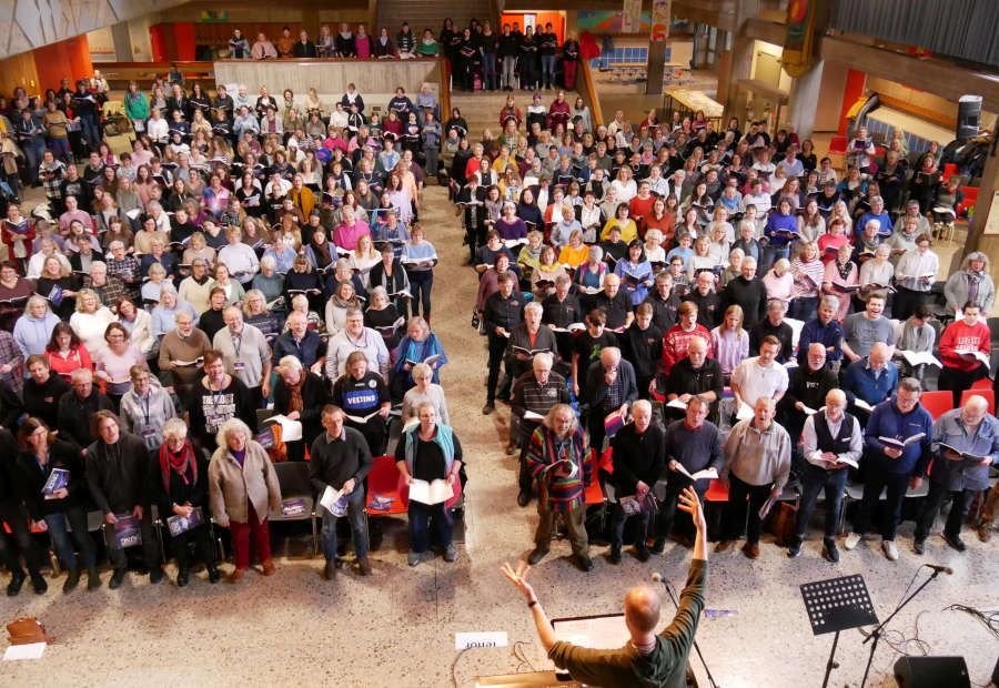 Probe: Peter Stolle arbeitet mit den Sängerinnen und Sängern für die Aufführungen des Chormusicals Martin Luther King in Lemgo. Foto: Lippische Landeskirche