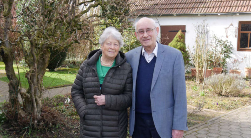 50-jähriges Ordinationsjubiläum: darüber freut sich Hannelore Grote mit ihrem Mann Pfarrer i.R. Herbert Grote. Foto: Lippische Landeskirche