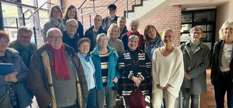 Gemeinsam für die Sicherheit in Lippe: Claudia Holzkämper (Fachbereichsleiterin Soziales und Integration, rechts) und Michaela Flake (3. von rechts) vom Kreis Lippe besuchen mit den Ehrenamtlichen von SinfoL Annette Kukkuk (oben, 2. von rechts) und ihre Kollegen in der Kreispolizeibehörde