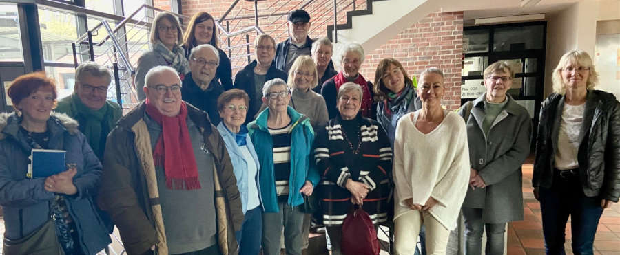 Gemeinsam für die Sicherheit in Lippe: Claudia Holzkämper (Fachbereichsleiterin Soziales und Integration, rechts) und Michaela Flake (3. von rechts) vom Kreis Lippe besuchen mit den Ehrenamtlichen von SinfoL Annette Kukkuk (oben, 2. von rechts) und ihre Kollegen in der Kreispolizeibehörde