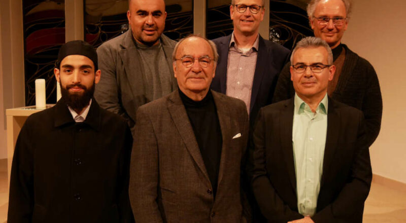 Iman Mohammed Enes Deniz, Nihat Köse (Islamisches Kommunikationszentrum Detmold), Matitjahu Kellig (Jüdische Gemeinde Herford-Detmold), Dieter Bökemeier (Lippische Landeskirche), Josef Kalasch (Kurdischer Elternverein) und Dr. Dr. Markus Jacobs vom Katholischen Pastoralverbund Lippe-Detmold erläutern Parallelen (von links). Foto: Lippische Landeskirche