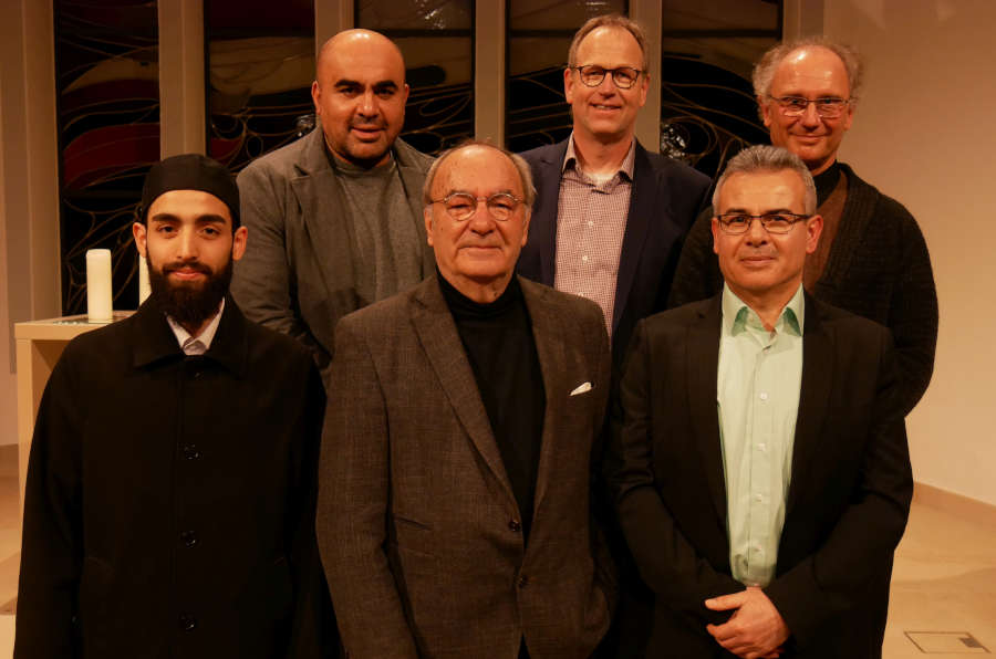 Iman Mohammed Enes Deniz, Nihat Köse (Islamisches Kommunikationszentrum Detmold), Matitjahu Kellig (Jüdische Gemeinde Herford-Detmold), Dieter Bökemeier (Lippische Landeskirche), Josef Kalasch (Kurdischer Elternverein) und Dr. Dr. Markus Jacobs vom Katholischen Pastoralverbund Lippe-Detmold erläutern Parallelen (von links). Foto: Lippische Landeskirche