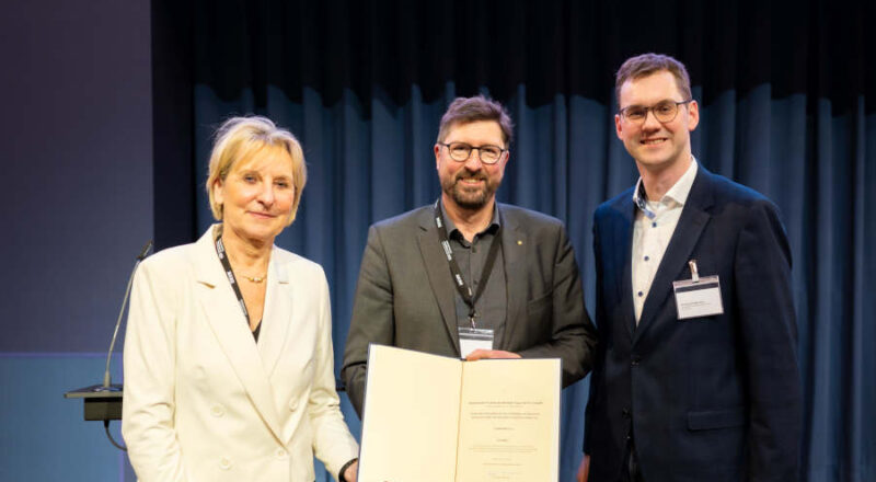 Nahmen die Urkunde für die E-Busförderung in Berlin entgegen: Dr. Ute Röder, Achim Oberwöhrmeier und Matthias Kalkreuter (v.l.). Die KVG erhielt mir einer Fördersumme von 10 Millionen Euro eine der größten Zuwendungen in diesem Aufruf. (Copyright: Franz Josef, Berlin)