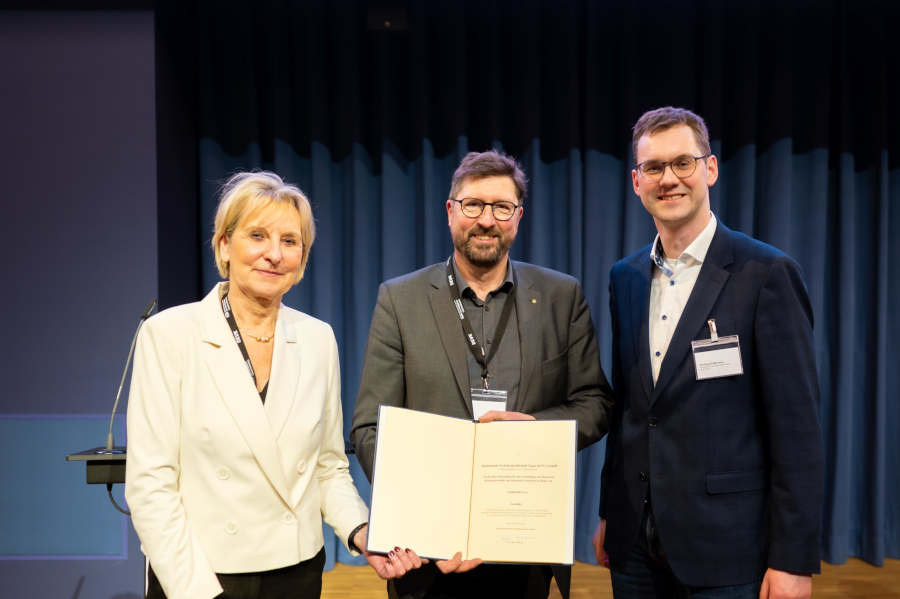 Nahmen die Urkunde für die E-Busförderung in Berlin entgegen: Dr. Ute Röder, Achim Oberwöhrmeier und Matthias Kalkreuter (v.l.). Die KVG erhielt mir einer Fördersumme von 10 Millionen Euro eine der größten Zuwendungen in diesem Aufruf. (Copyright: Franz Josef, Berlin)