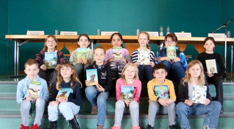 Zwölf Mädchen und Jungen haben an der zweiten Runde des Vorlesewettbewerbs der Grundschule Nord teilgenommen. Lina Endt (vorn, dritte von links) vertritt die Grundschule auf Kreisebene. Foto: Thomas Dohna