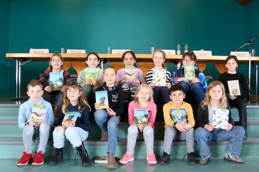 Zwölf Mädchen und Jungen haben an der zweiten Runde des Vorlesewettbewerbs der Grundschule Nord teilgenommen. Lina Endt (vorn, dritte von links) vertritt die Grundschule auf Kreisebene. Foto: Thomas Dohna