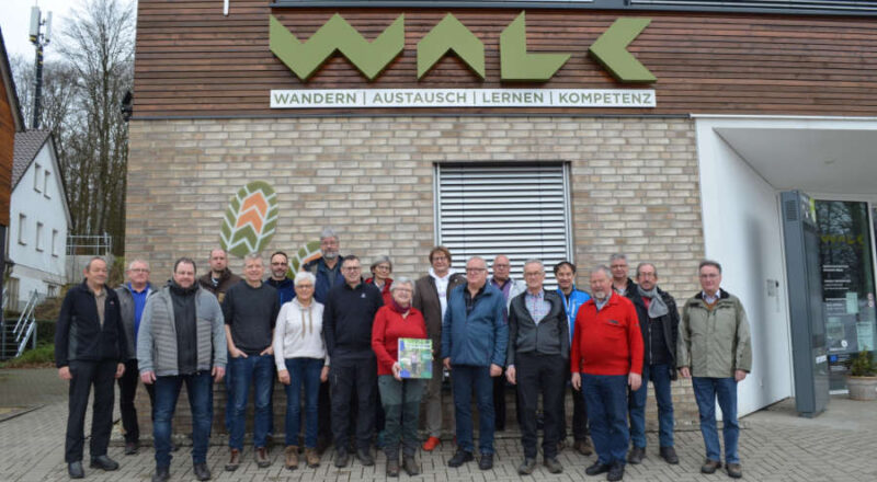 Tragen zur Qualitätswanderregion im Land des Hermann bei: Günter Weigel (Projektleiter WALK, Geschäftsführer Lippe Tourismus & Marketing GmbH, 9. von rechts) und Bärbel Brockmann (ehemalige Bezirkswegewartin des Teutoburger-Wald-Verbands und Referentin Wanderakademie SGV, Mitte) mit den Wegezeichnern vor dem WALK am Hermannsdenkmal . (Foto: LTM GmbH)