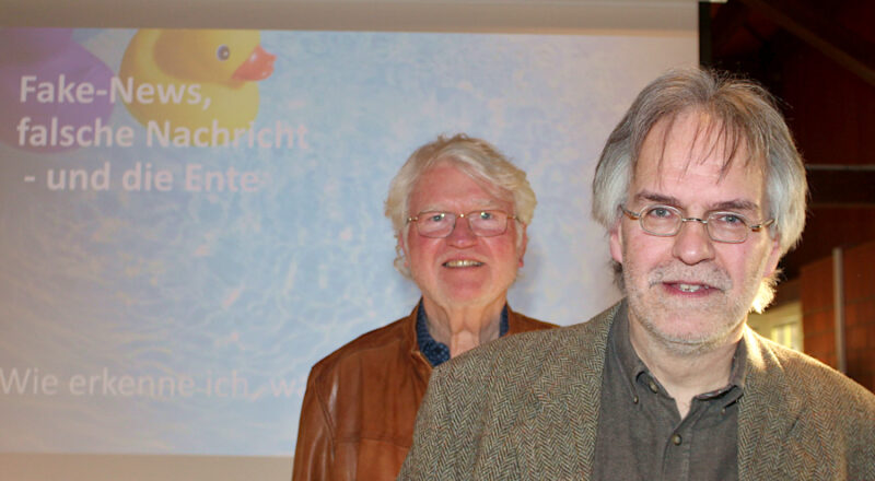 Der Journalist Thomas Dohna (vorn) berichtete im Erzählcafé des Sozialen Netzwerkes Leopoldshöhe über Fake-News und wie man ihnen begegnet. Detlev Gadow hatte ihn eingeladen. Foto: Christine Reuner