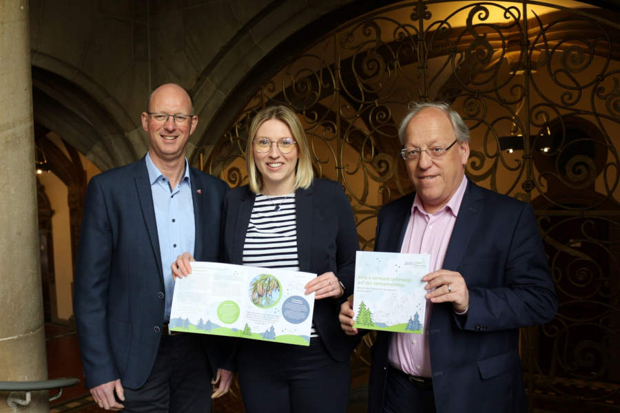 Freuen sich über das neue Lernheft für Grundschulkinder: Thomas Tappe, Bürermeiste der Stadt Halle, Steinhagens Bürgermeisterin Sarah Süß und Oberbürgermeister der Stadt Bielefeld Pit Clausen (von links). Foto: Stadt Bielefeld