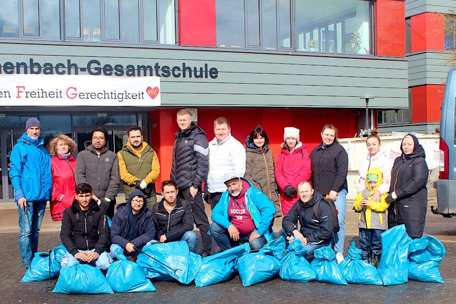 Eine Gruppe von Geflüchteten aus Afghanistan und aus der Ukraine sammelten rund um die Felix-Fechenbach-Gesamtschule. Foto: Christine Reuner