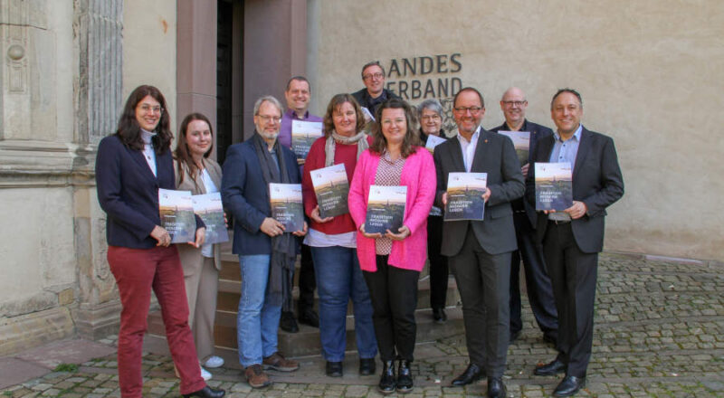 Mit Verbandsvorsteher Jörg Düning-Gast (3.v.r.) freuen sich viele Kolleginnen und Kollegen über den ersten Jahresbericht des Landesverbandes Lippe, der einen Rückblick auf 2022 gibt. (Foto: LVL)