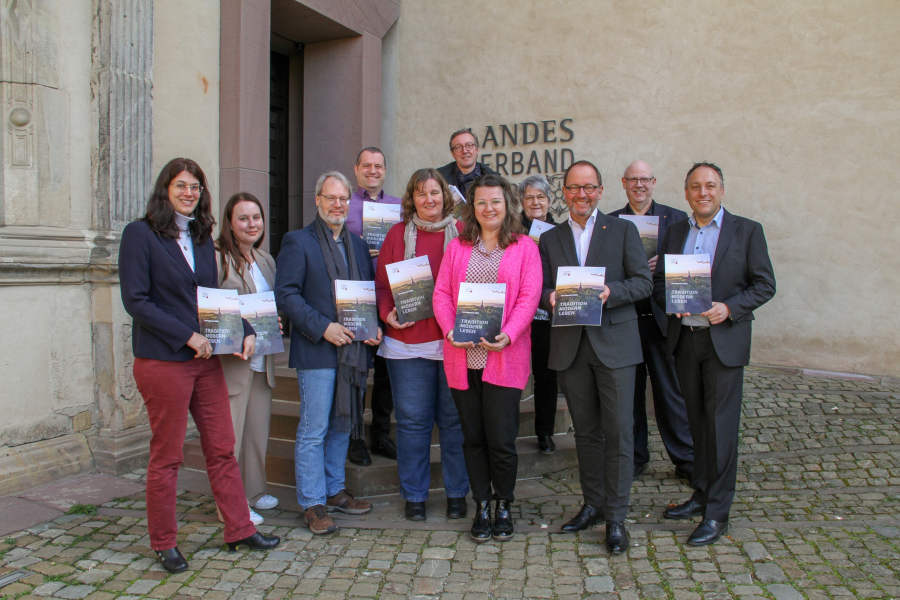 Mit Verbandsvorsteher Jörg Düning-Gast (3.v.r.) freuen sich viele Kolleginnen und Kollegen über den ersten Jahresbericht des Landesverbandes Lippe, der einen Rückblick auf 2022 gibt. (Foto: LVL)