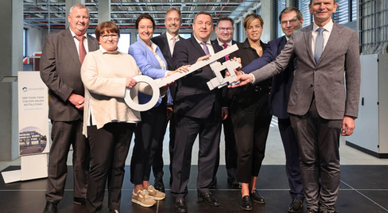 Die Schlüsselübergabe im InnovationSPIN: (v.l.) Mickel Biere (Kreishandwerkerschaft Paderborn-Lippe), Petra Kürschner (Matern Architekten), Anna Katharina Bölling (Regierungspräsidentin im Regierungsbezirk Detmold), Markus Rempe (Leiter Fachdienst Bildung Kreis Lippe), Landrat Dr. Axel Lehmann, Michael Lutter (Hauptgeschäftsführer der Kreishandwerkerschaft Paderborn-Lippe), Mona Neubaur (Ministerin für Wirtschaft, Industrie, Klimaschutz und Energie des Landes Nordrhein-Westfalen), Stefan Witte (Vizepräsident der TH OWL für Forschung und Transfer) und Professor Dr. Jürgen Krahl (Präsident der TH OWL). Foto: Kreishandwerkerschaft Paderborn-Lippe.