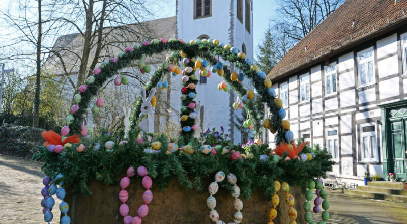 Der zu Ostern festlich geschmücte Brunnen an der Alexanderkirche in Oerlinghausen. Foto: Martin Düsterberg