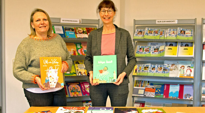Claudia Kloock (links) und Beate Becker Präsentieren das neue Angebot der Ausleihbibliothek des Kommunalen Integrationszentrums Foto: Kreis Lippe