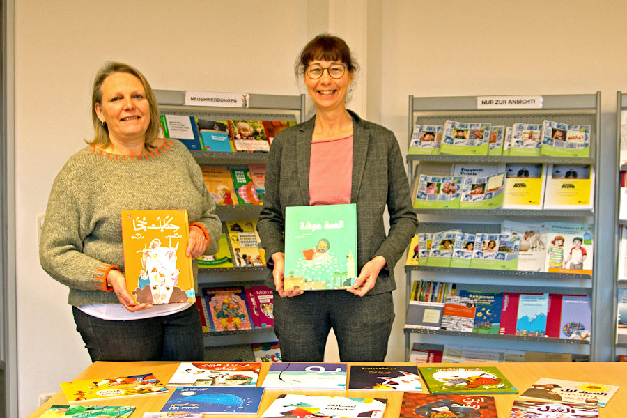 Claudia Kloock (links) und Beate Becker Präsentieren das neue Angebot der Ausleihbibliothek des Kommunalen Integrationszentrums Foto: Kreis Lippe