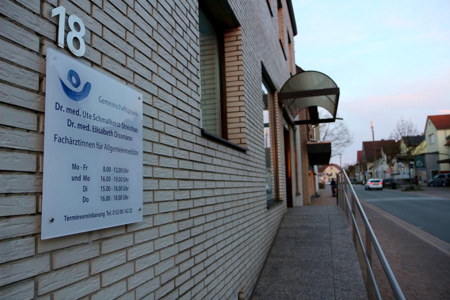 Die Allgemeinmedizinerinnen Ute Streichan und Elisabeth Dissmann schließen ihre Praxis an der Herforder Straße zum 30. Juni 2023. Foto: Thomas Dohna