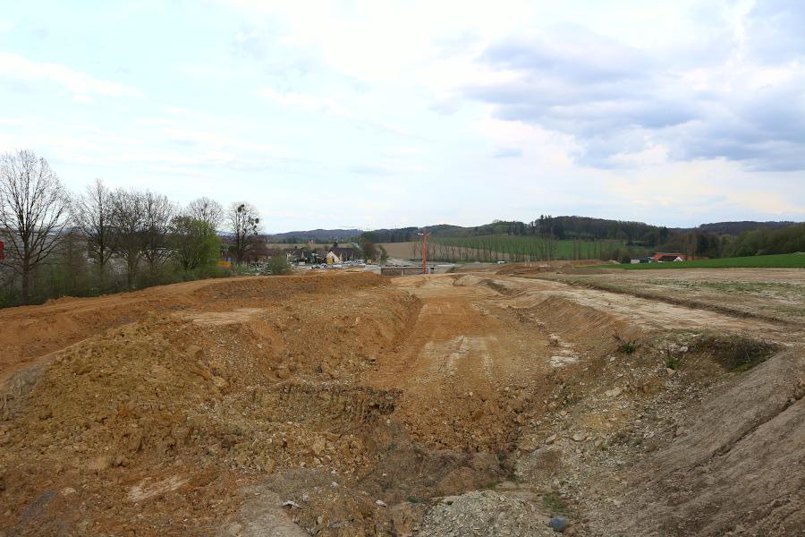 Von der Brücke für den Wirtschaftsweg aus scheint die Brücke für die Tunnelstraße …</p><div class=