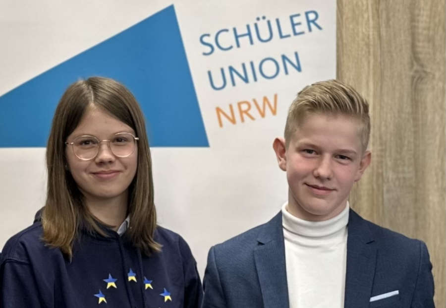 Die ehemalige Vorsitzende Nele Reschinsky und der neue Vorsitzende Moritz Kasper auf dem Bezirksschülerforum in Bielefeld. Foto: Privat