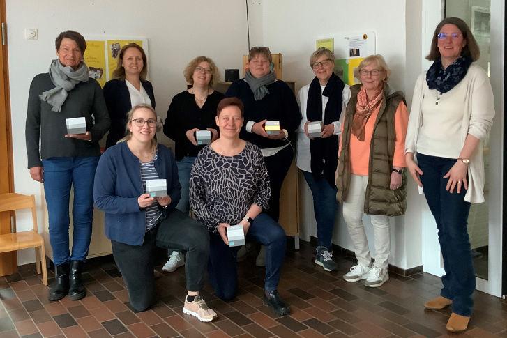 Vertreterinnen von Kindertagesstätten und Schulen der Gemeinde nehmen die neuen Co2-Ampeln entgegene. Foto: Gemeinde Leopoldshöhe