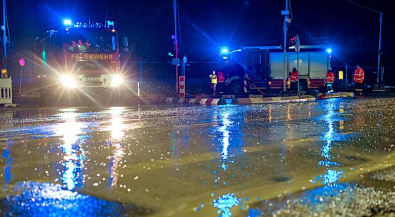 Die Feuerwehr war in der Nacht von Samstag auf Sonntag zur B66 gerufen worden, um Schlamm von der Fahrbahn zu spülen. Foto: Freitag TV
