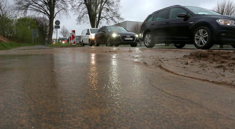 Der Radweg an der B66 ist verschlammt. Foto: Thomas Dohna