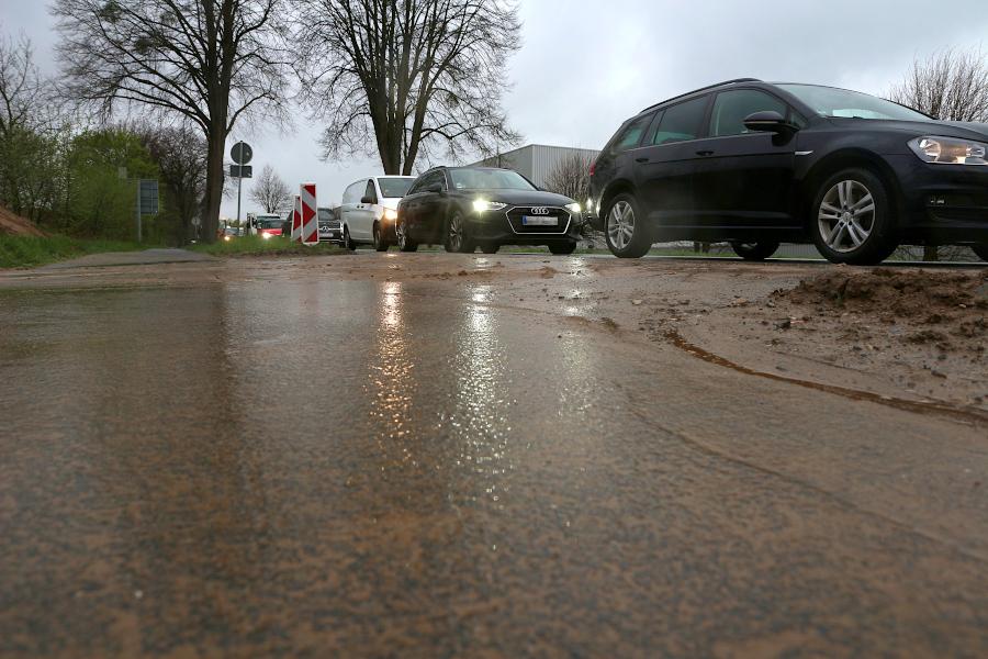 Der Radweg an der B66 ist verschlammt. Foto: Thomas Dohna