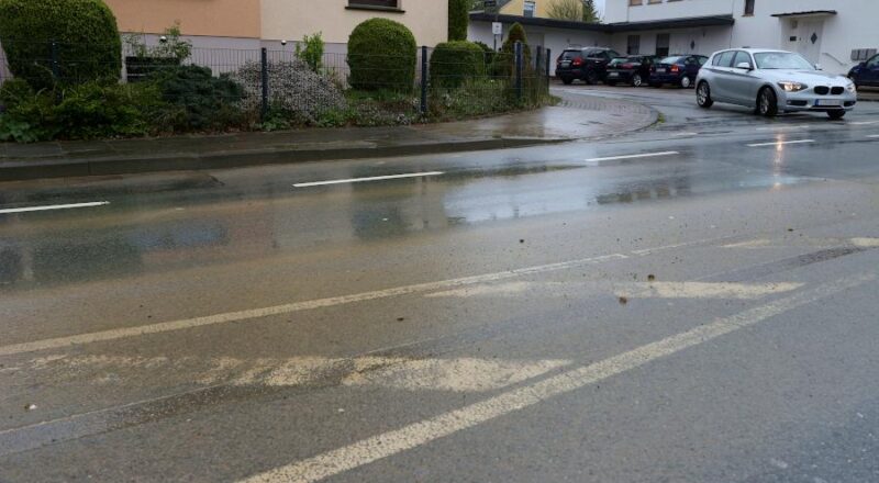 Trotz Reinigung durch eine Kehrmaschine blieb Schlamm auf der Fahrbahn der Hauptstraße. Foto: Thomas Dohna