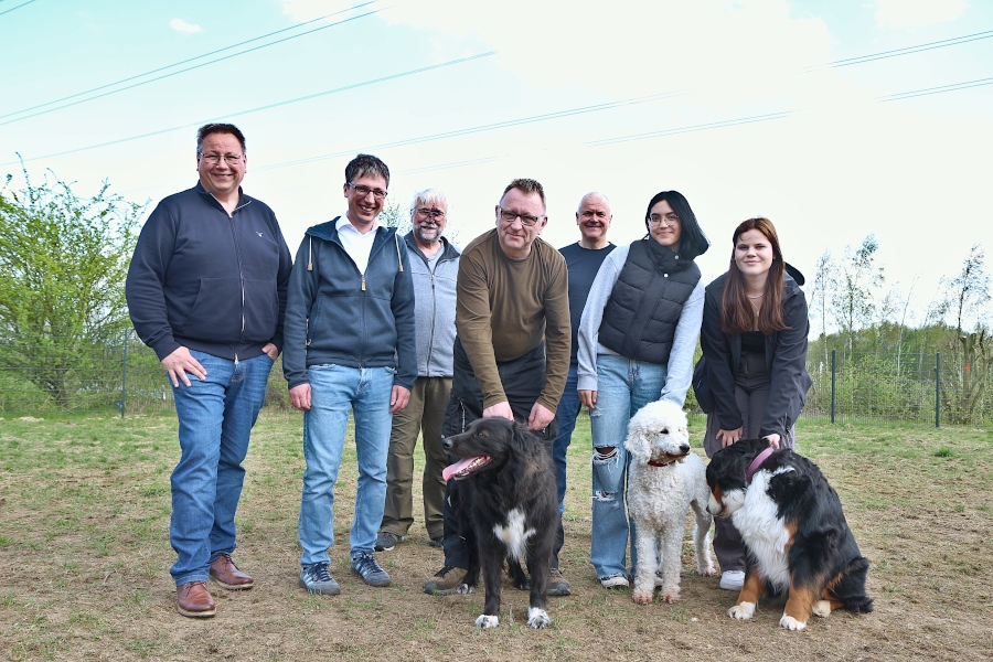 Thomas Jahn (SPD), Bürgermeister Martin Hoffmann, Jürgen Hachmeister (Grüne), Friedrich Wehmeier (CDU), Reiner Loer (Verwaltzung) sowie die Antragstellerinnen Isabel und Fiona haben die Hundewiese am Bürgermeister-Brinkmann-Weg offiziell eingeweiht. Foto: Thomas Dohna