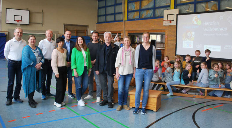 Jürgen Schardt (FS Infotainment), Gloria Gandolfo (Schulleitung Grundschule Reelkirchen), Friedhelm Susok (FS Infotainment), Parastu Shafé (Stadtwerke Bad Salzuflen), Tobias Priß (Kreis Lippe), Maren Staczan (Stadtwerke Lemgo), Stefan Schöbel (Blomberger Versorgungsbetriebe), Jürgen Georgi (Umweltstiftung Lippe), Silke Friedrich, Silke Seewald (beide Grundschule Reelkirchen) sowie die Grundschülerinnen und Grundschüler freuen sich über den Energie-Unterricht.