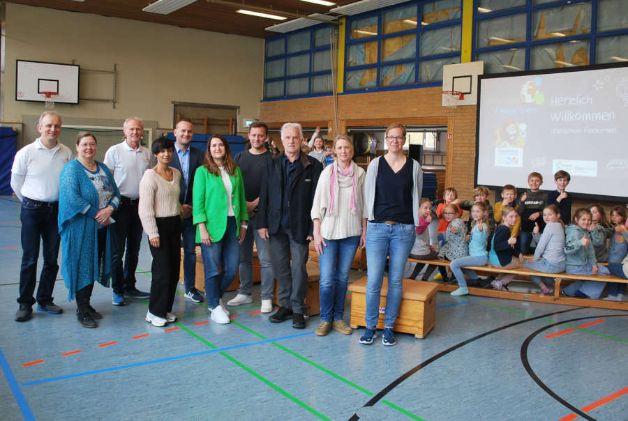 Jürgen Schardt (FS Infotainment), Gloria Gandolfo (Schulleitung Grundschule Reelkirchen), Friedhelm Susok (FS Infotainment), Parastu Shafé (Stadtwerke Bad Salzuflen), Tobias Priß (Kreis Lippe), Maren Staczan (Stadtwerke Lemgo), Stefan Schöbel (Blomberger Versorgungsbetriebe), Jürgen Georgi (Umweltstiftung Lippe), Silke Friedrich, Silke Seewald (beide Grundschule Reelkirchen) sowie die Grundschülerinnen und Grundschüler freuen sich über den Energie-Unterricht.