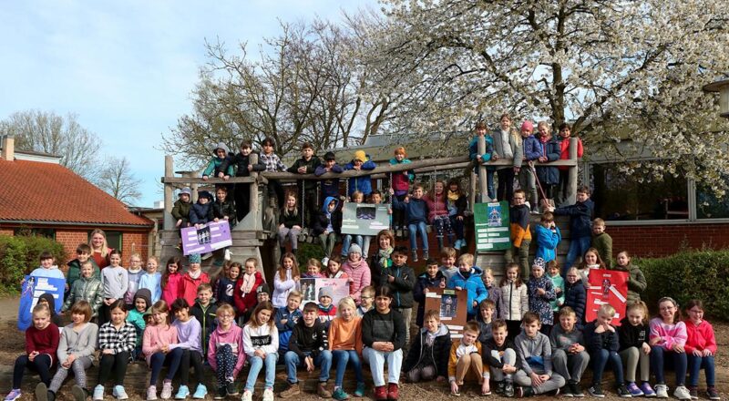 Die dritten Klassen der Grundschule Nord haben sich zum Foto aufgestellt. Sie sind am Mittwochabend, 19. April 2023 zum Musical Starlight Express nach Bochum gefahren. Foto: Thomas Dohna