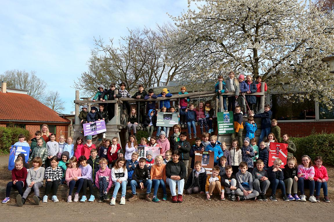 Die dritten Klassen der Grundschule Nord haben sich zum Foto aufgestellt. Sie sind am Mittwochabend, 19. April 2023 zum Musical Starlight Express nach Bochum gefahren. Foto: Thomas Dohna