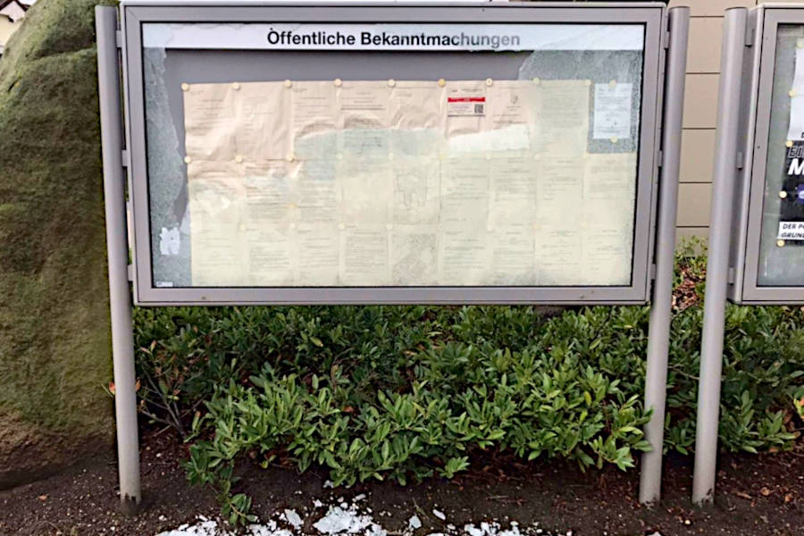 Unbekannte haben die Scheibe des Informationskastens am Rathaus zerschlagen. Foto: Gemeinde Leopoldshöhe