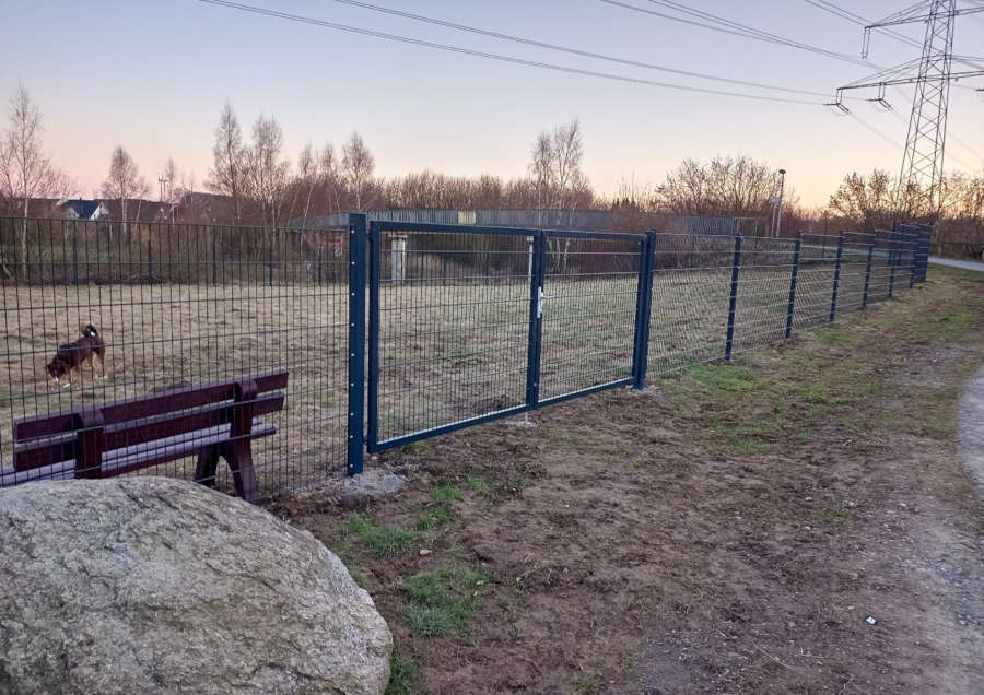 Neue Hundefreilauffläche angrenzend an die Fußgängerbrücke über die Teutoburger Straße. Foto: Privat